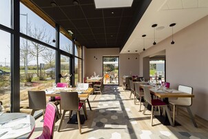 Se sirven desayunos y almuerzos; cocina francesa; con vista al jardín