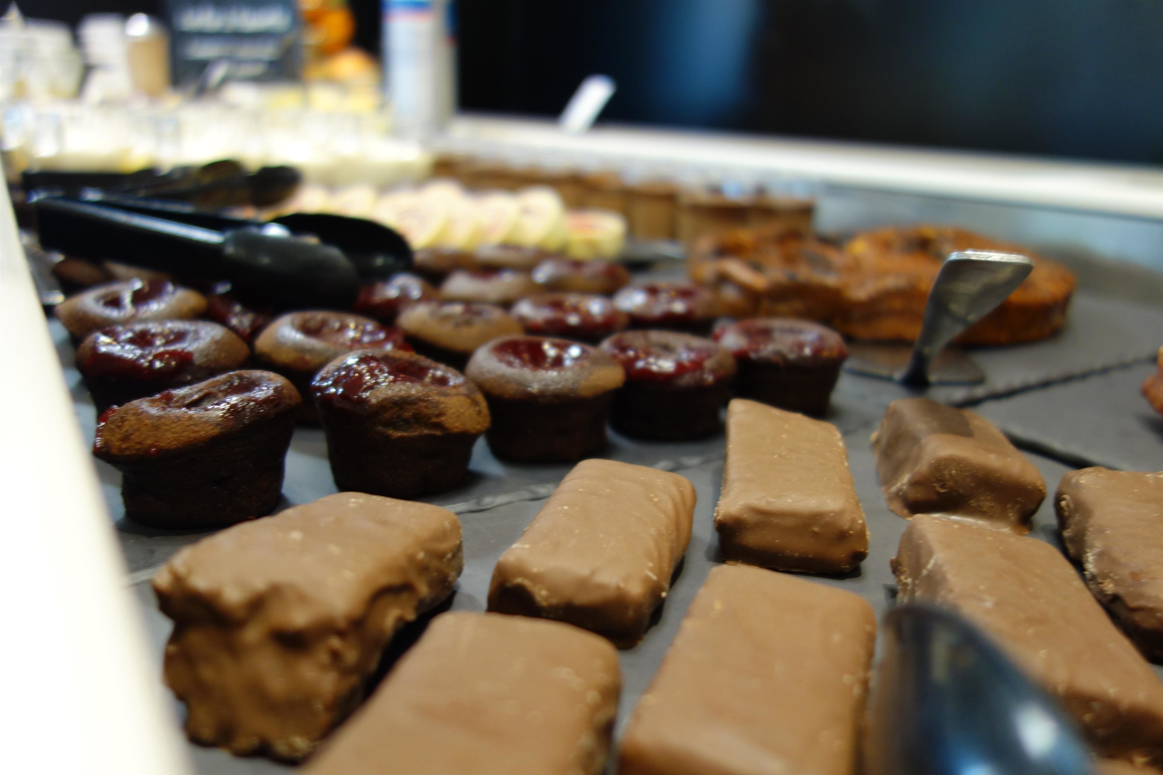 Diversitat de pastissos a la mostra, incloent donuts i altres productes de forneria.