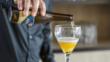 Una persona sirviendo cerveza en un vaso.
