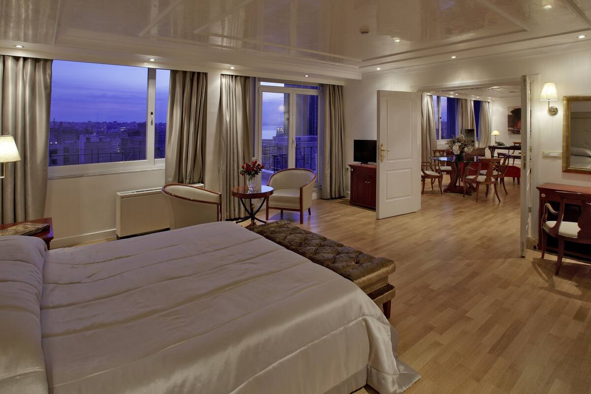 presidential suite, city view | premium bedding, minibar, in-room safe, soundproofing