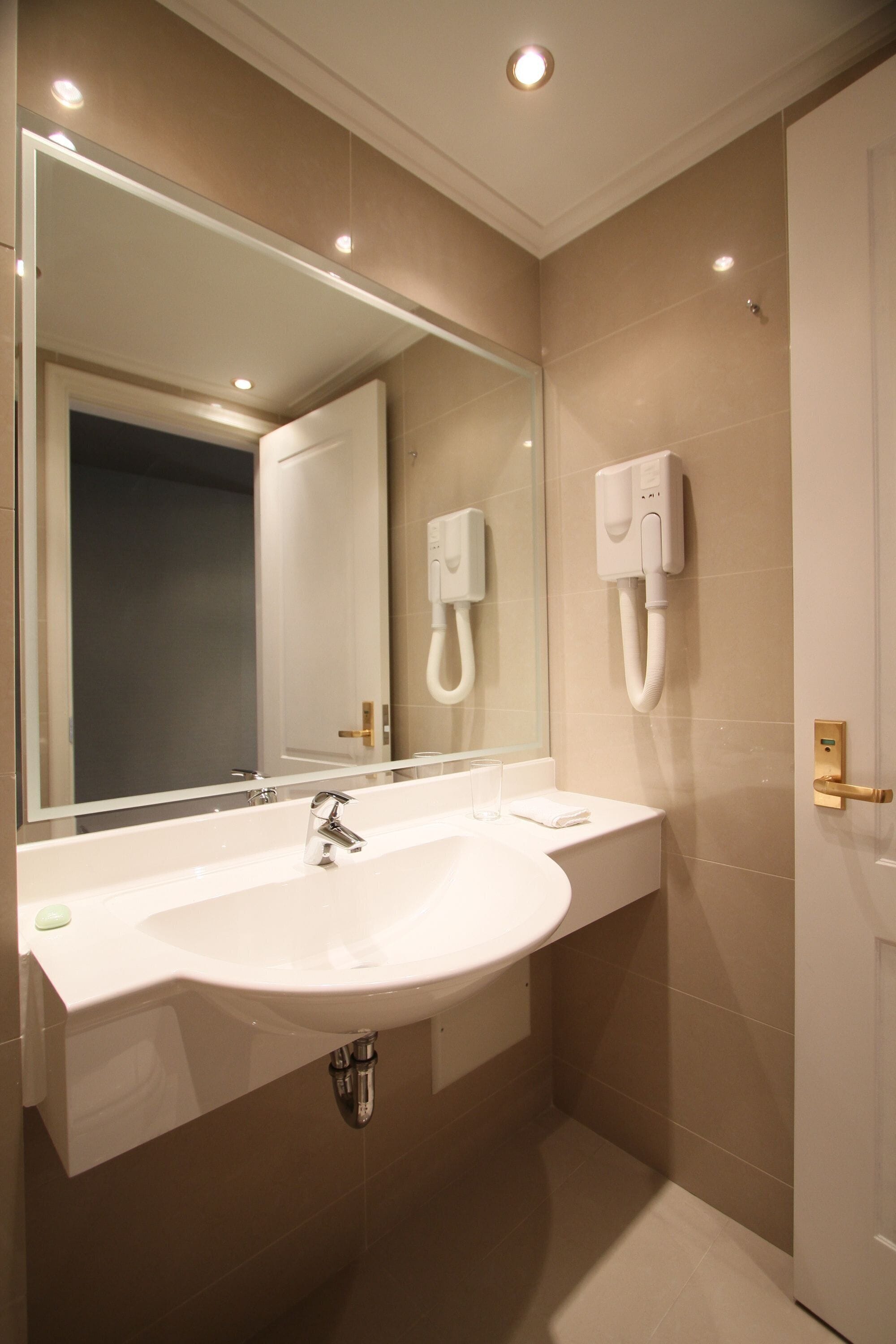 standard double or twin room | premium bedding, minibar, in-room safe, soundproofing