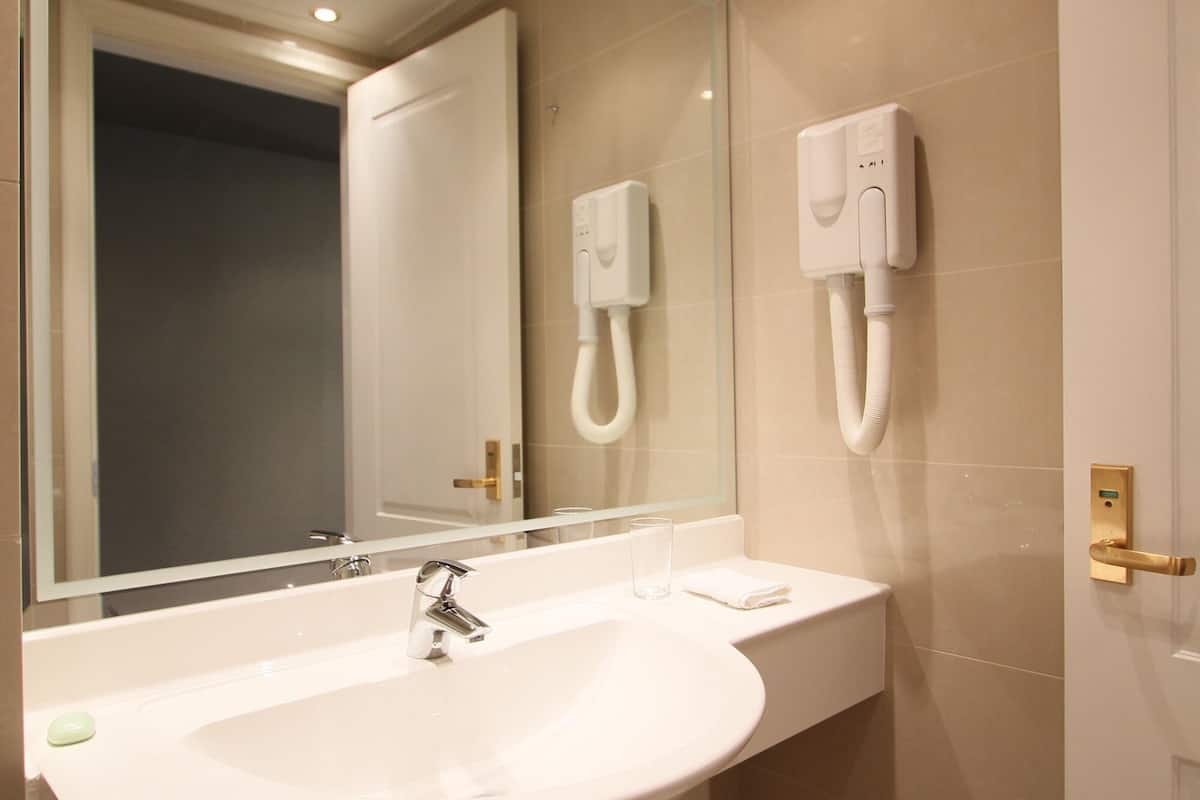 standard double or twin room | premium bedding, minibar, in-room safe, soundproofing