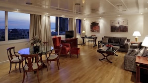 أغطية فراش متميزة وميني بار وخزنة داخل الغرفة وتجهيزات عازلة للصوت