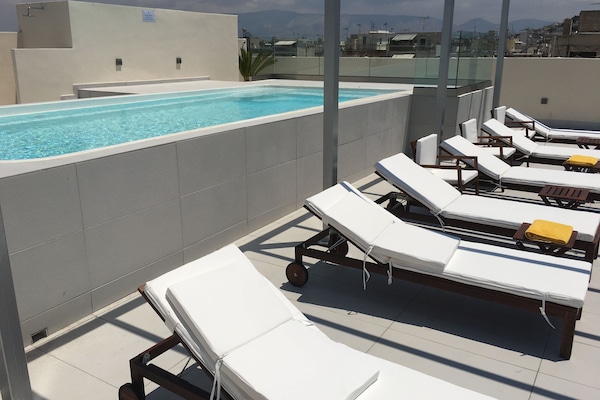 Una piscina al aire libre de temporada