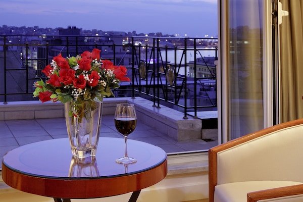 Suite presidencial, vistes a la ciutat | Roba de llit d'alta qualitat, minibar i caixa forta a l'habitació