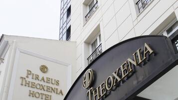 Exterior del hotel Piraeus Theoxenia, con su nombre exhibido en la fachada.