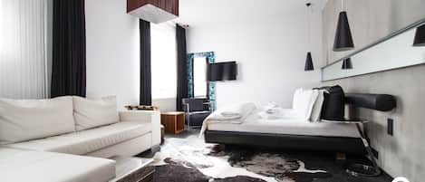 Junior Suite | Minibar, in-room safe, desk, laptop workspace