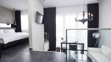 Loft Suite | Bar mini, peti besi dalam bilik, meja, ruang kerja komputer riba