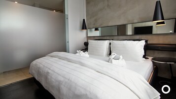 Loft Suite | Míníbar, öryggishólf í herbergi, skrifborð, vinnuaðstaða fyrir fartölvur