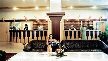 Coin salon dans le hall