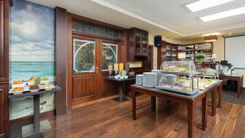 Daily cooked-to-order breakfast (PLN 44 per person)