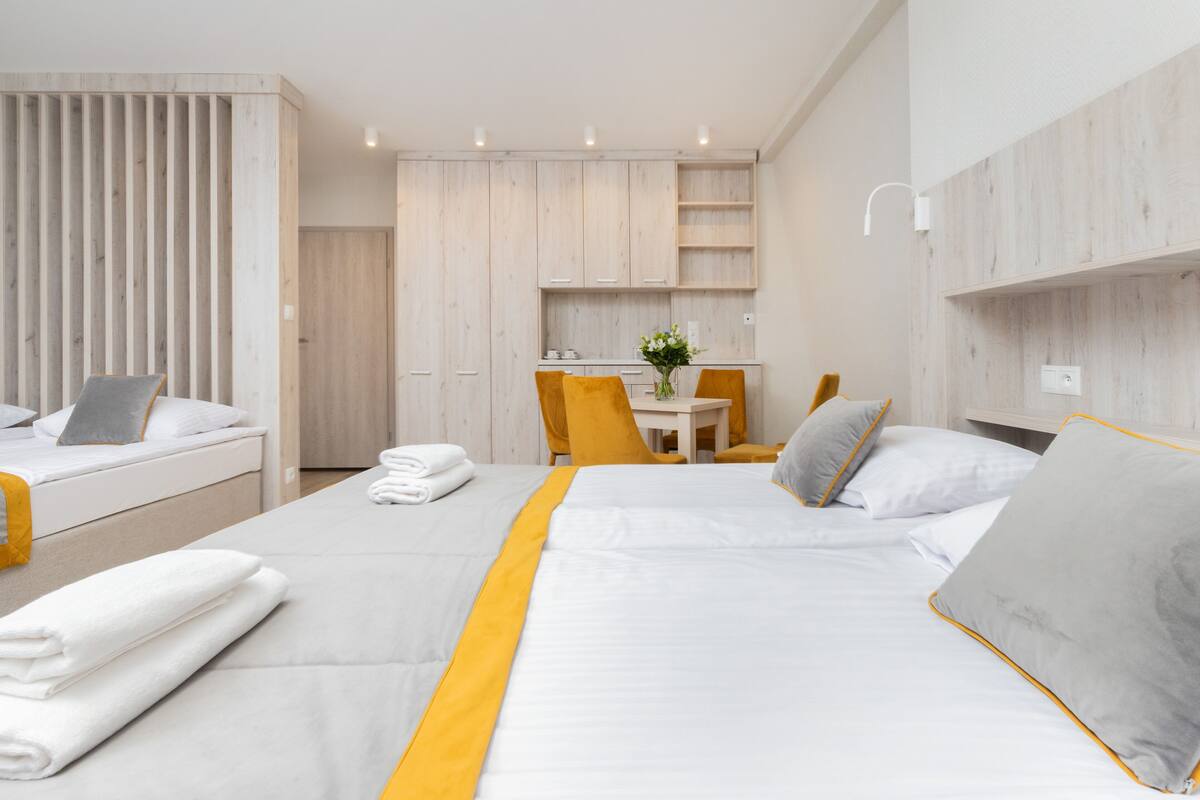 Habitación cuádruple familiar | Espacio para trabajar con laptop y tabla de planchar con plancha
