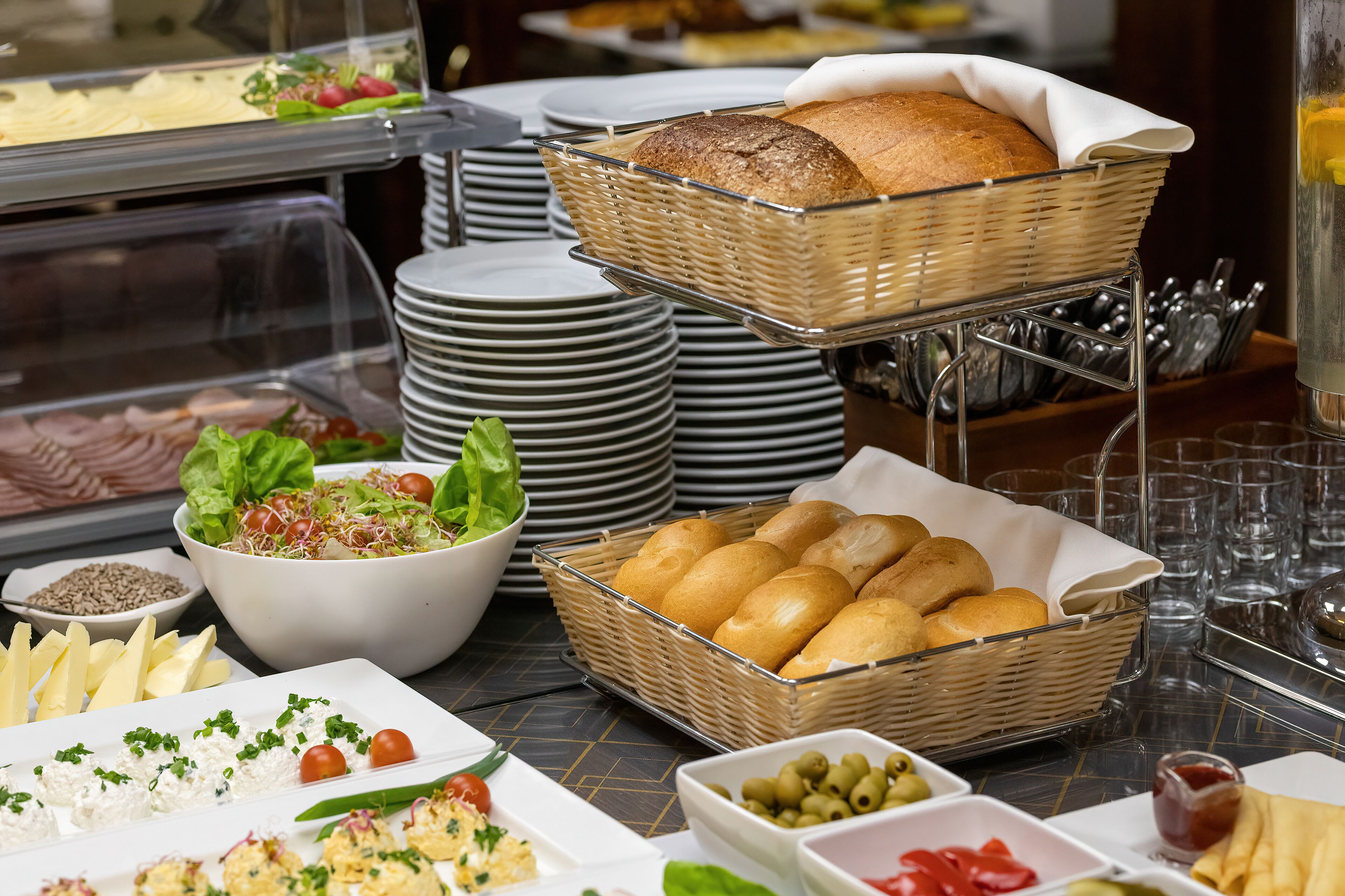 daily cooked-to-order breakfast (pln 44 per person)