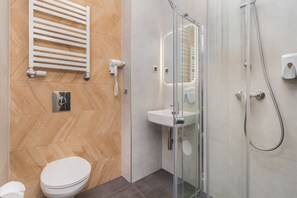 Bruser, gratis toiletartikler, hårtørrer, håndklæder
