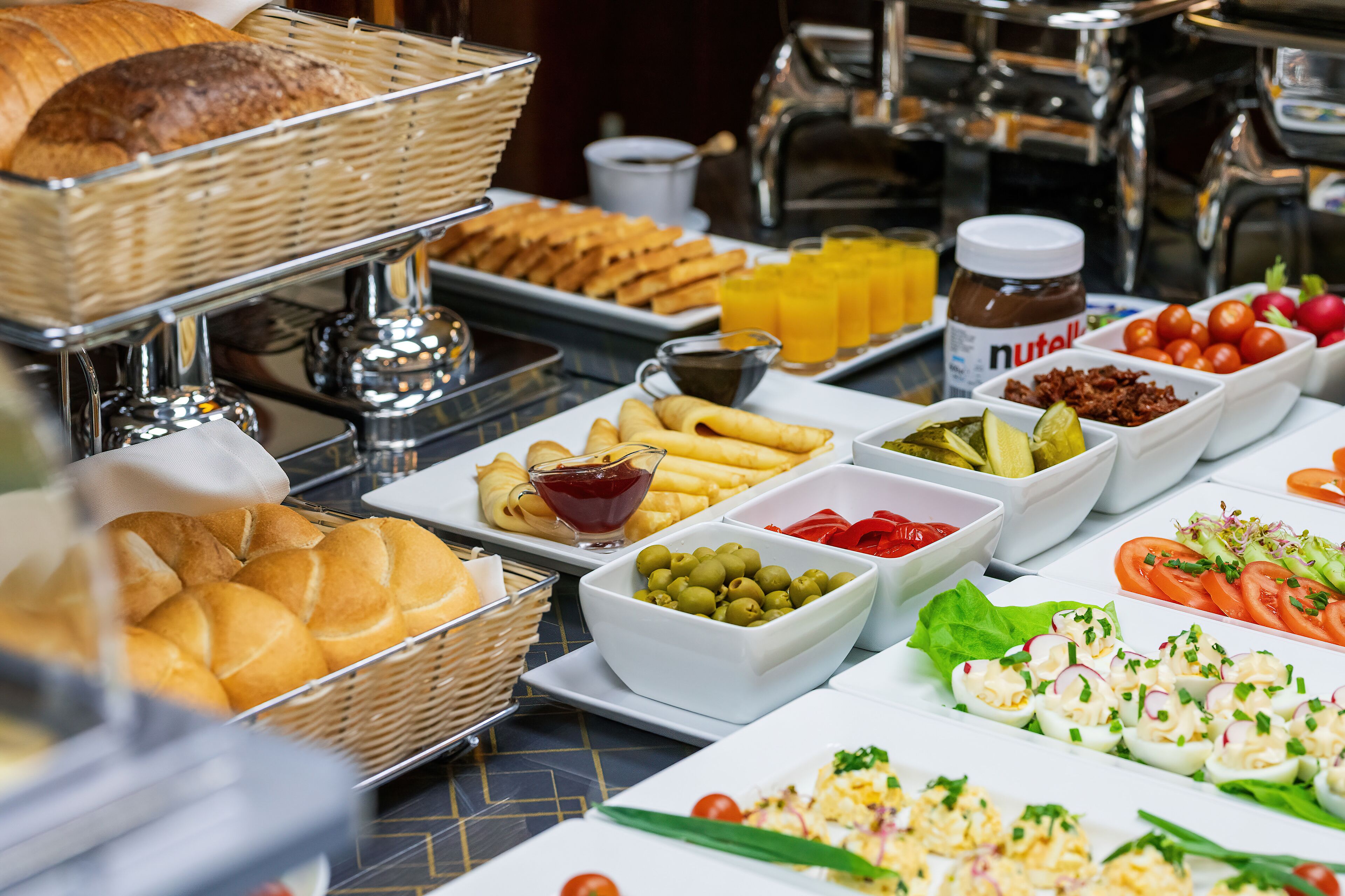 daily cooked-to-order breakfast (pln 44 per person)