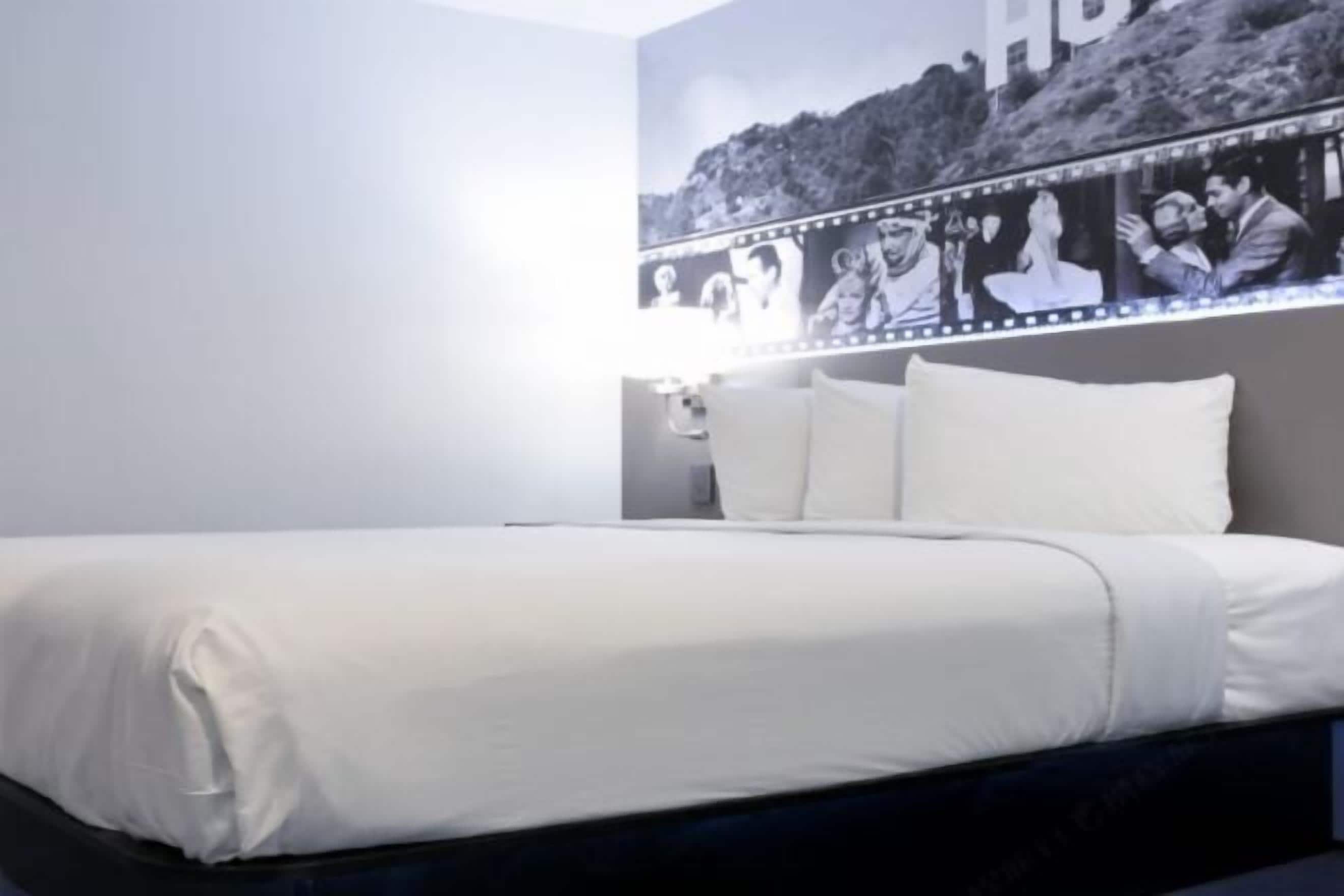 Hochwertige Bettwaren, Schreibtisch, laptopgeeigneter Arbeitsplatz