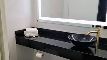 Shower, rainfall showerhead, free toiletries, hair dryer