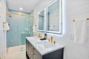 Articles de toilette gratuits, sèche-cheveux, serviettes fournies