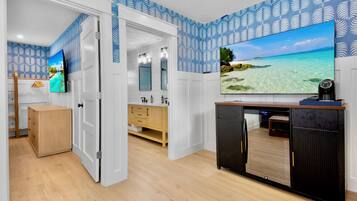 Setrika/meja setrika, Wi-Fi gratis, dan seprai linen