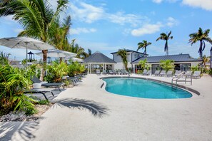 Outdoor pool, sun loungers - Tropic Isle at Anna Maria Island Inn (Bradenton Beach)
