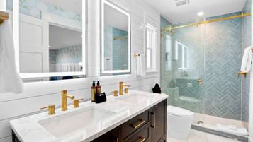 Resort View Terrace King Suite | Bathroom | Free toiletries, hair dryer, towels