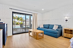Pool View Terrace King Suite | Tabla de planchar con plancha, wifi gratis y ropa de cama