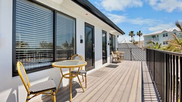 Ocean View Terrace King Room | アイロン / アイロン台、WiFi (無料)、ベッドシーツ