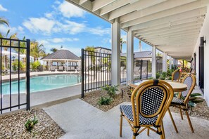 Pool View Terrace King Suite | Ferro/asse da stiro, Wi-Fi gratuito, lenzuola