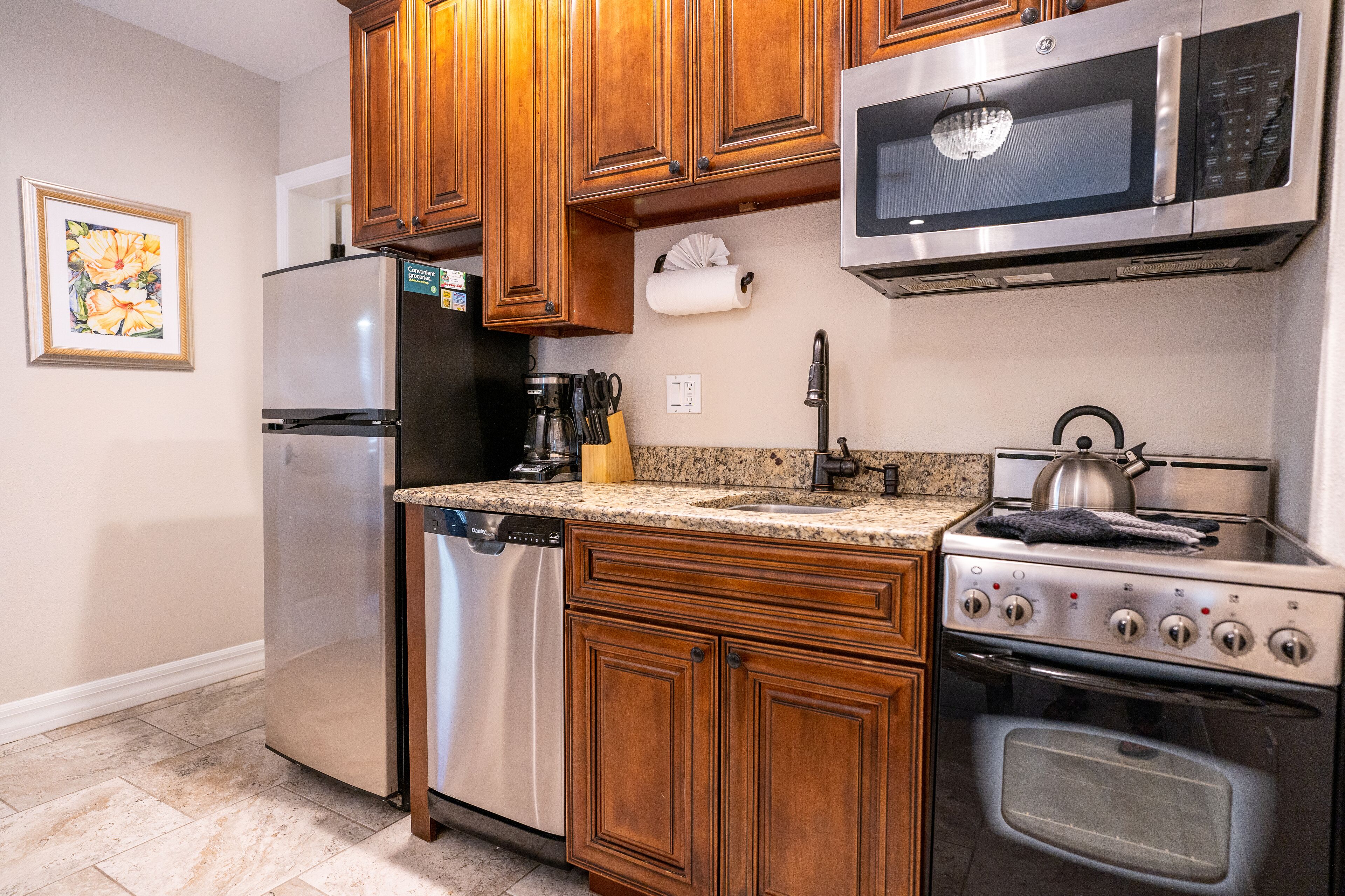 deluxe suite, 1 bedroom (unit 107) | private kitchenette | full-sized fridge, microwave, oven, stovetop