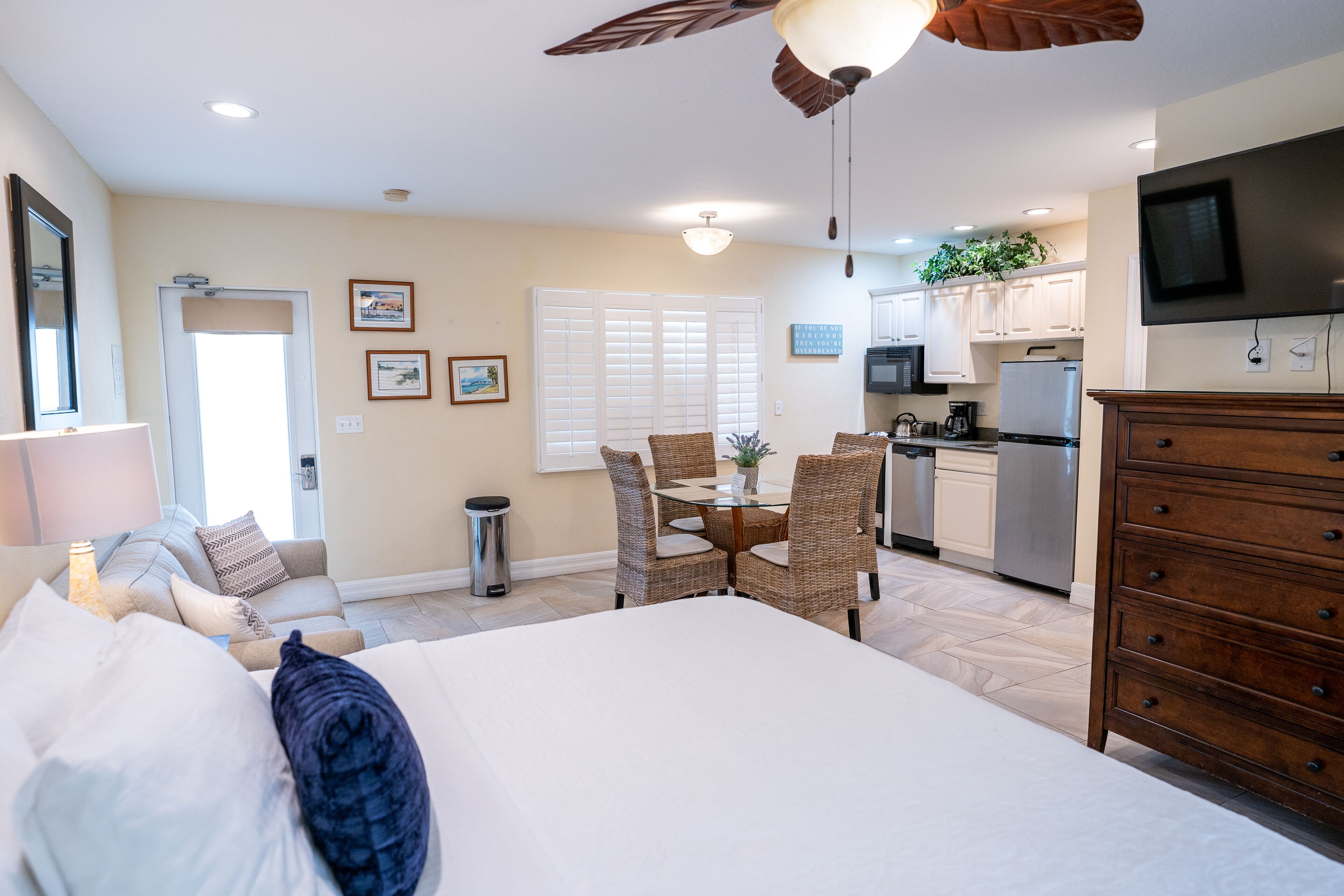 Suite estudio Premium, 1 cama de matrimonio grande con sofá cama (Unit 106) | Ropa de cama de alta calidad y colchones con acolchado adicional