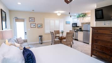 Suite estudio Premium, 1 cama de matrimonio grande con sofá cama (Unit 106) | Ropa de cama de alta calidad y colchones con acolchado adicional