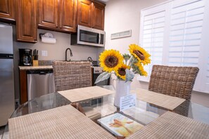 Deluxe Suite, 1 Bedroom (Unit 107) | Dining room