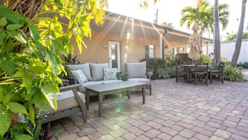 Premium Studio Suite, 1 Katil Raja (King) dengan Katil Sofa (Unit 106) | Pemandangan dari bilik