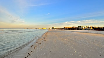 Privéstrand vlakbij, wit zand, ligstoelen aan het strand, parasols