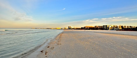 Privéstrand vlakbij, wit zand, ligstoelen aan het strand, parasols