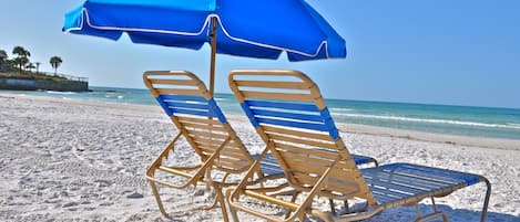 Platja privada a prop, platja de sorra blanca i gandules de platja