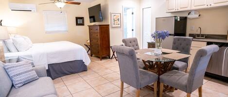 Suite Studio Premium, 1 très grand lit et 1 canapé-lit (Unit 108) | 1 chambre, literie de qualité supérieure, surmatelas