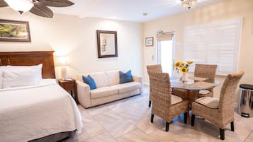 Premium Studio Suite, 1 Katil Raja (King) dengan Katil Sofa | Peralatan tempat tidur premium, tilam berlapik, peti besi dalam bilik