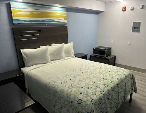 HomeTowne Studios by Red Roof Birmingham - Airport