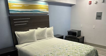 HomeTowne Studios by Red Roof Birmingham - Airport