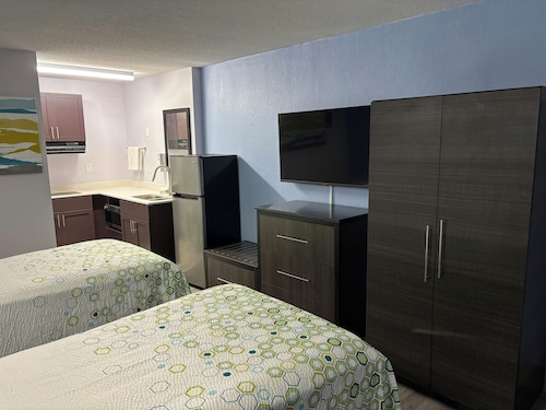 HomeTowne Studios by Red Roof Birmingham - Airport