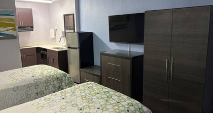 HomeTowne Studios by Red Roof Birmingham - Airport