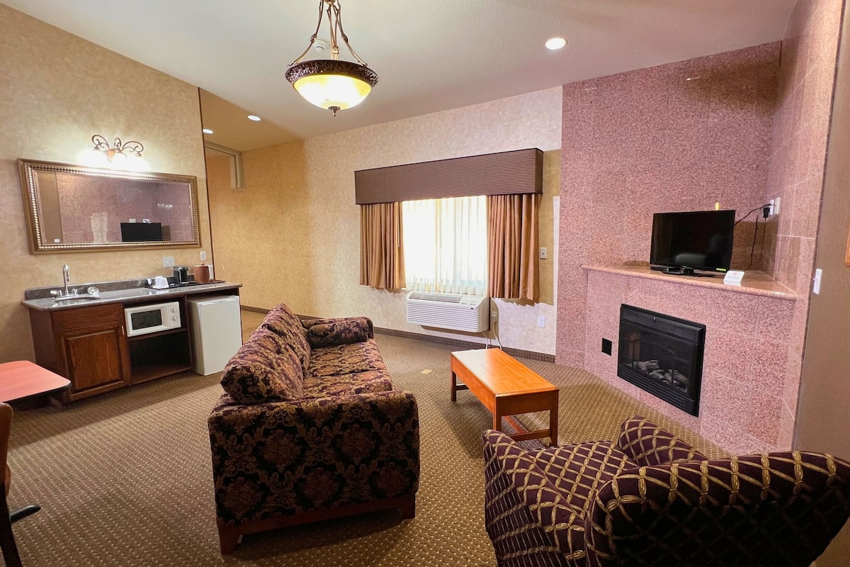 luxury suite, 2 queen beds | blackout curtains, free cots/infant beds, rollaway beds, free wifi