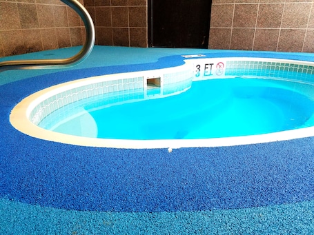室内 SPA 浴缸. 里士满快捷梯石酒店