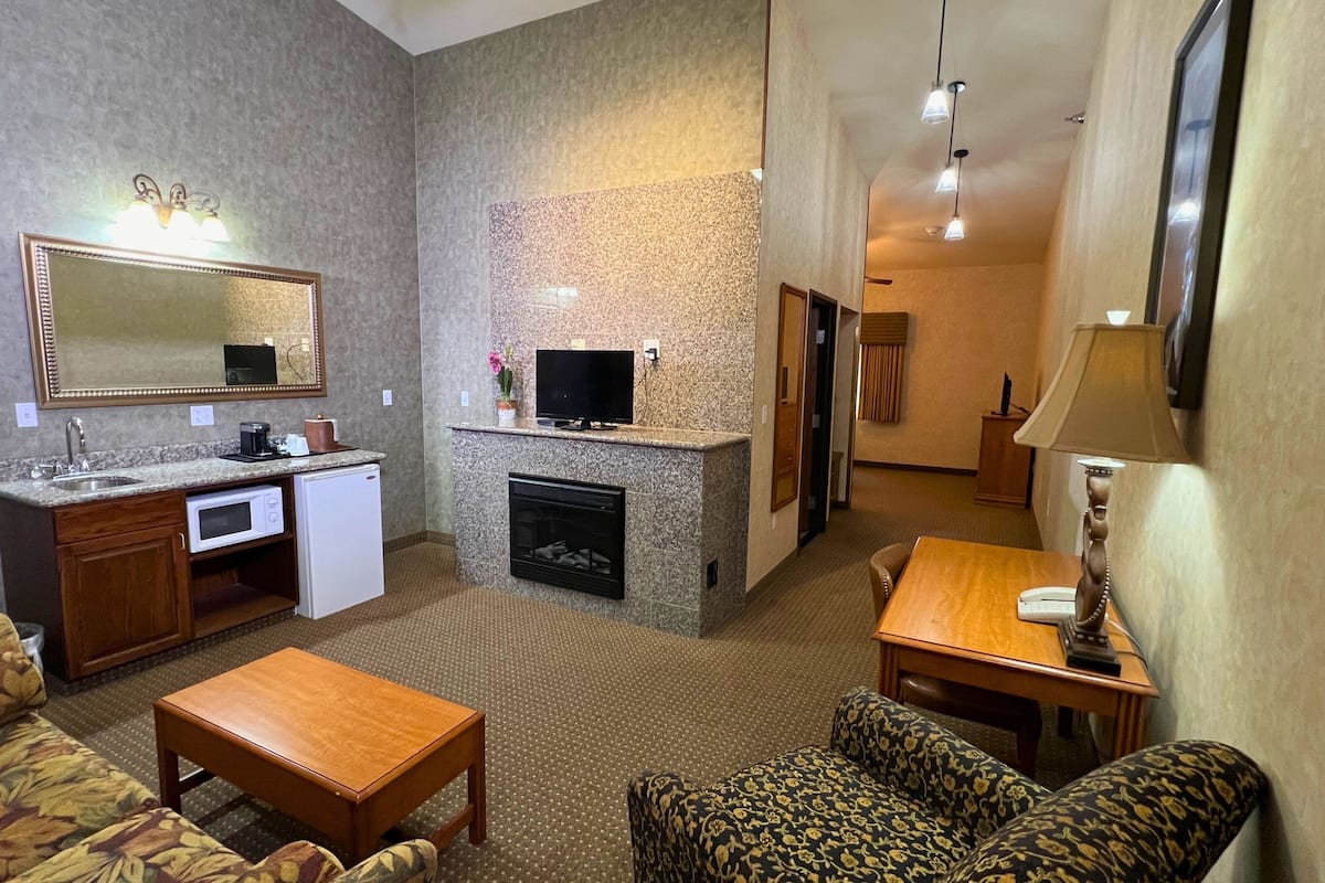 luxury suite, 1 queen bed with sofa bed | blackout curtains, free cots/infant beds, rollaway beds, free wifi