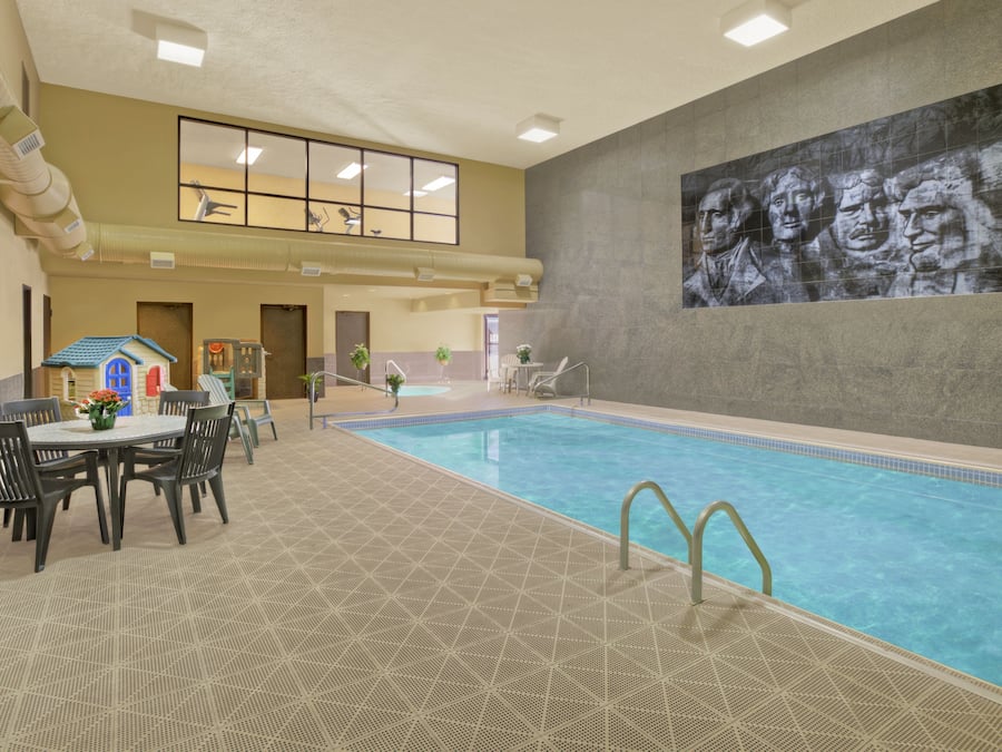 Innendørsbasseng og solsenger