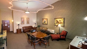 Suite (Hemingway) | Living room - Rushmore Express Keystone (Keystone)