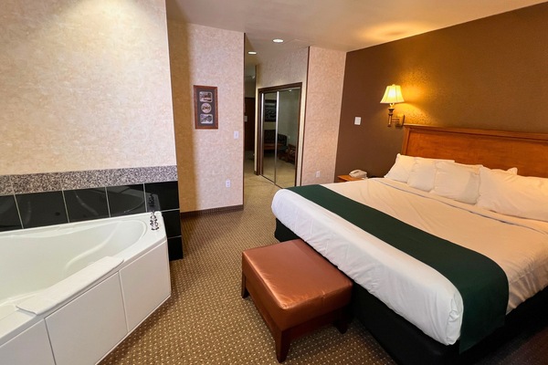 Luxury King Suite, Jetted Tub | Blackout drapes, free cribs/infant beds, rollaway beds, free WiFi