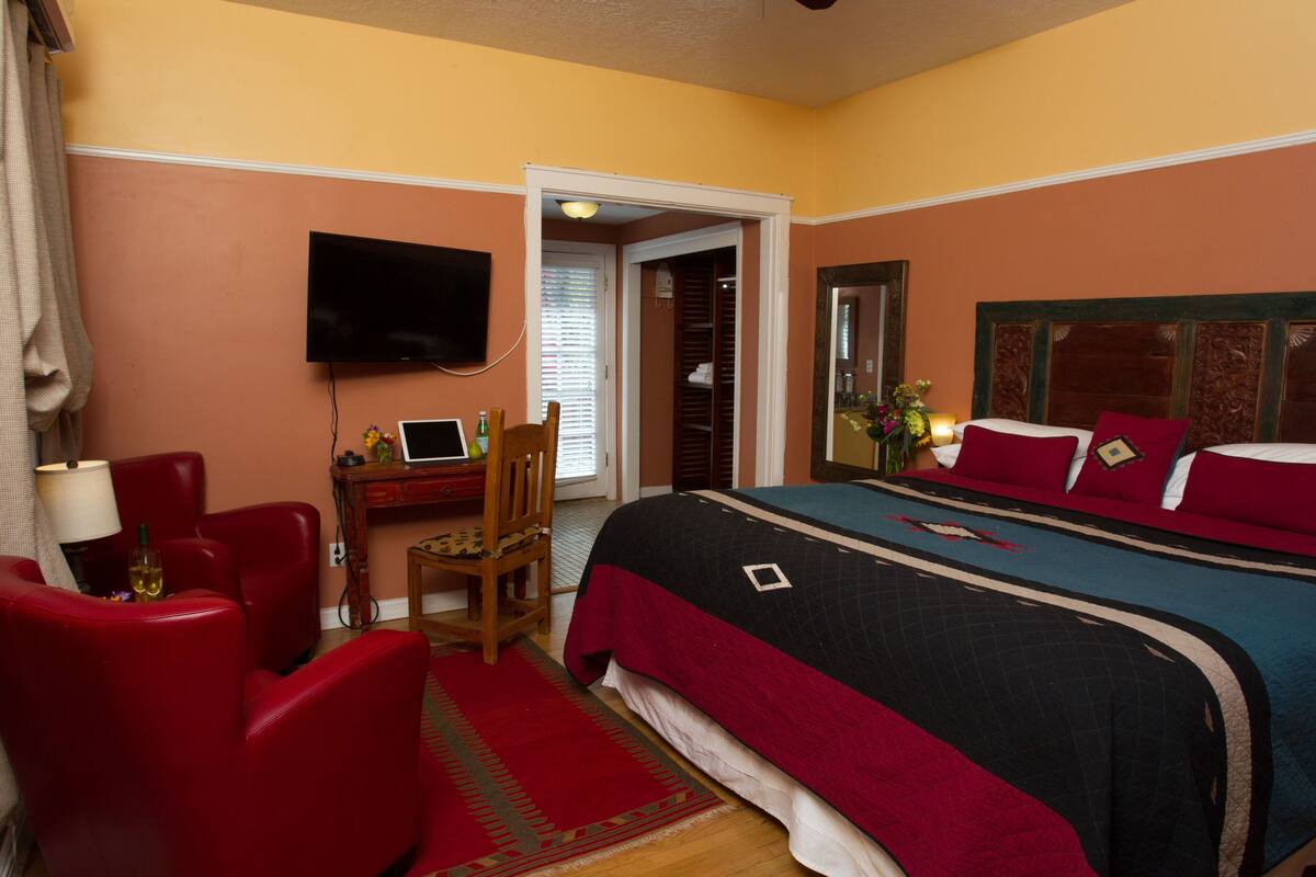Deluxe Room, 1 King Bed | Premium bedding, pillow-top beds, blackout curtains, iron/ironing board