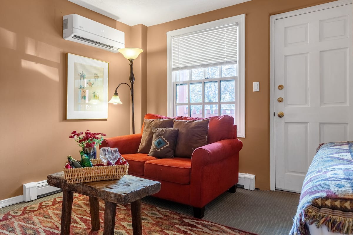 Premium Room, 1 Queen Bed | Living area | 40-inch flat-screen TV with cable channels, TV